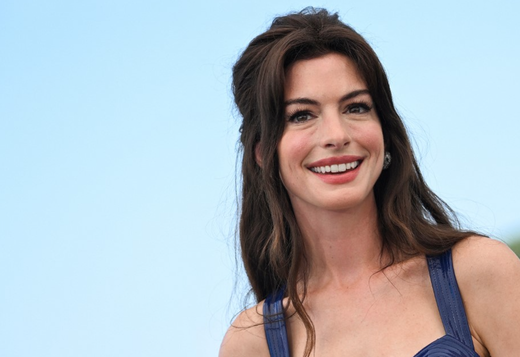 A kanapé, ami újradefiniálja a rózsaszínt – Anne Hathaway gyönyörű nappalija