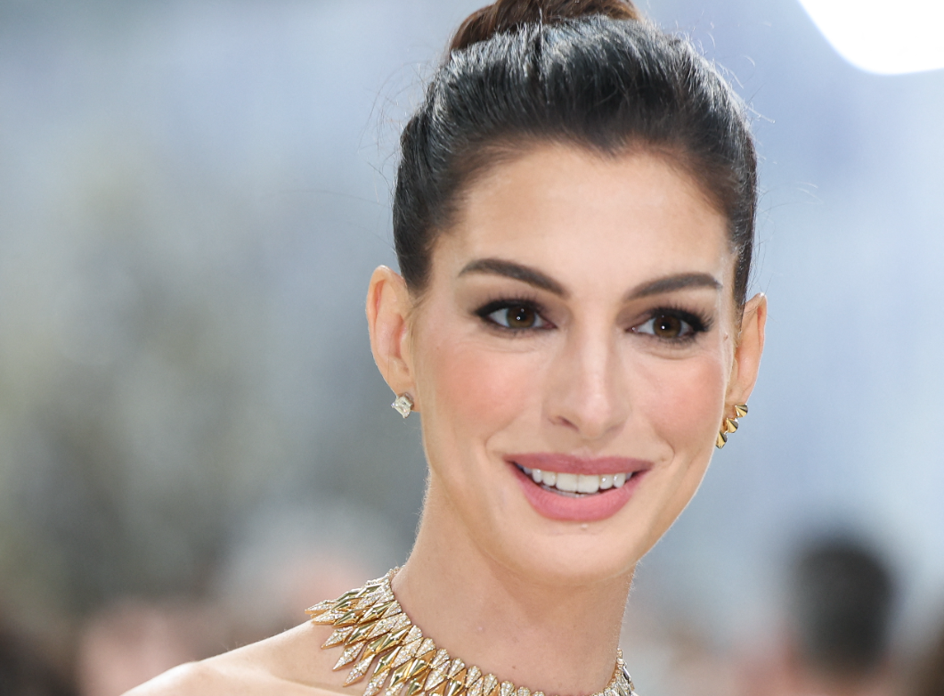 Műtét nélkül feszesebb arc? Anne Hathaway egyszerű hajtrükkje tarol most