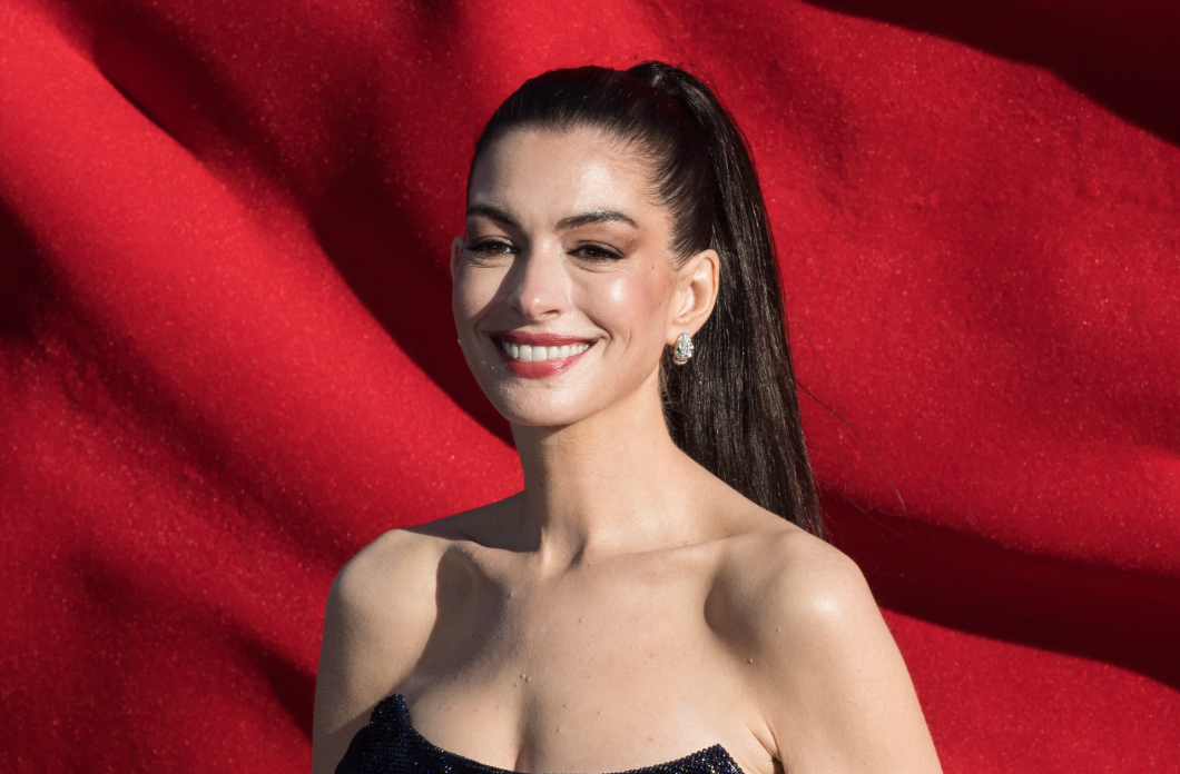 Anne Hathaway kék pizsamaszettjéről beszél most mindenki – a nyár legkényelmesebb trendjét viselte
