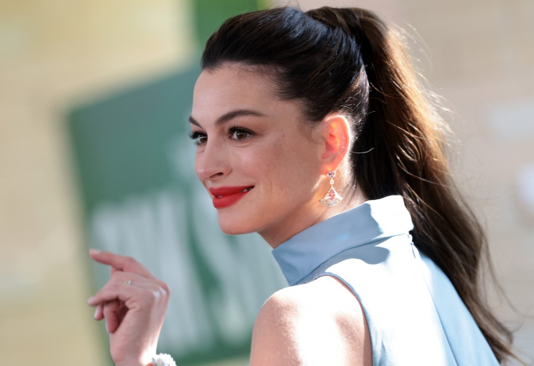 Anne Hathaway kismamastílusát csak imádni lehet – ebben a merész outfitben érkezett az új filmje premierjére