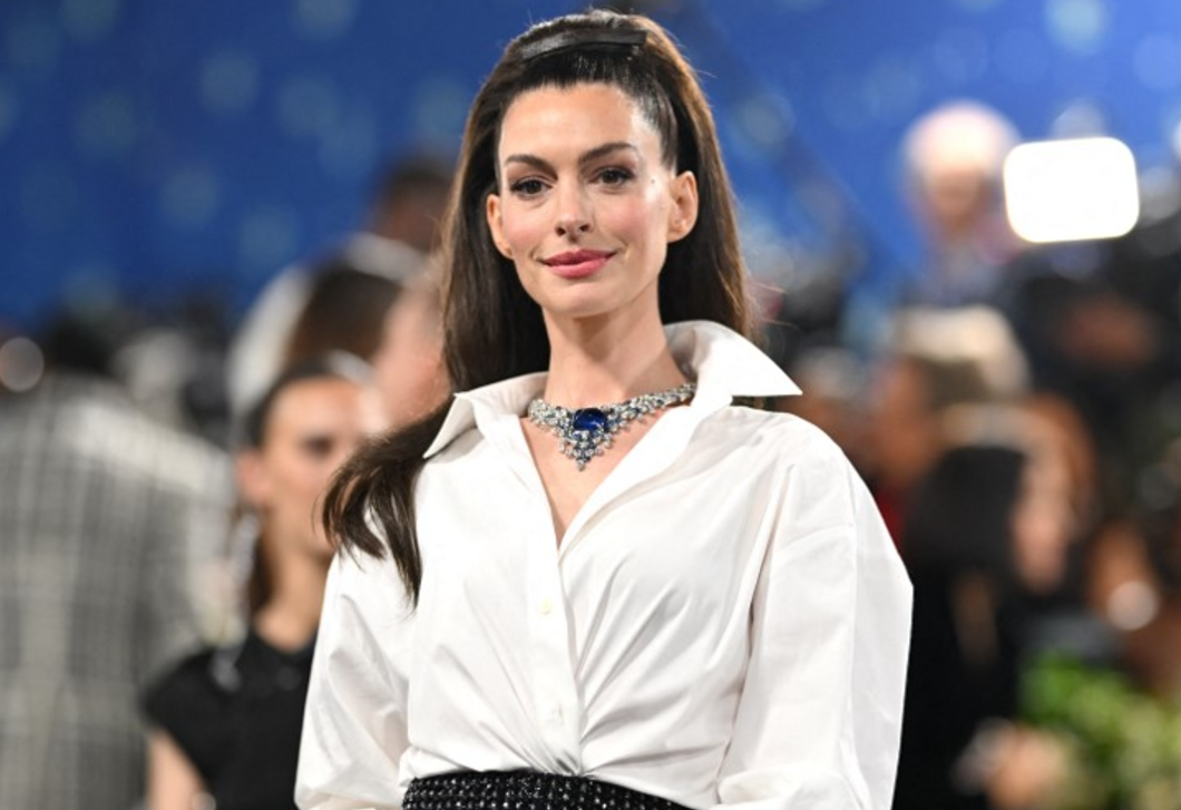 Anne Hathaway egy egészen különleges, kivágott farmert villantott