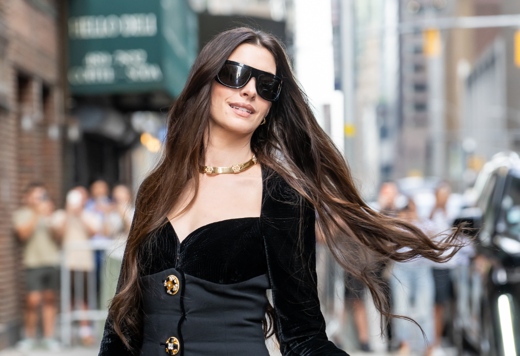 Anne Hathaway ebben a fekete, áttetsző ruhában kápráztatott el mindenkit Londonban