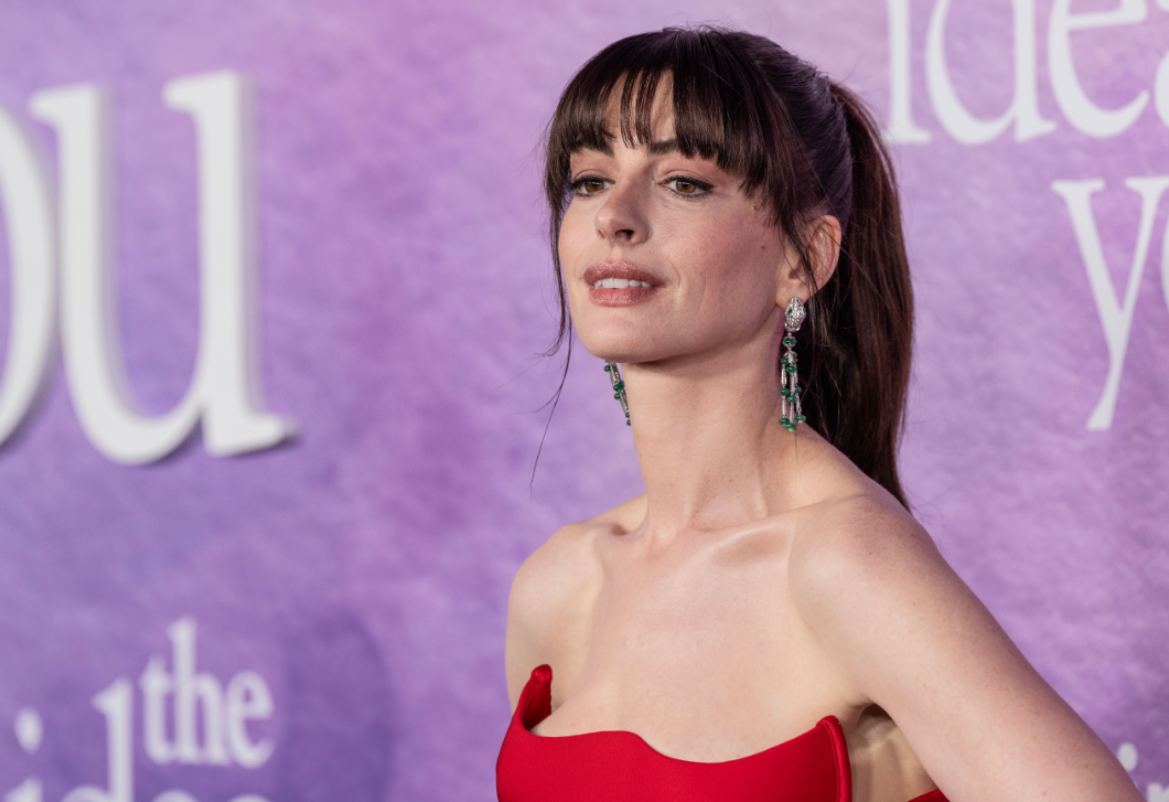 Anne Hathaway piros ruhában hódította meg a vörös szőnyeget, ezt a vintage darabot látnod kell