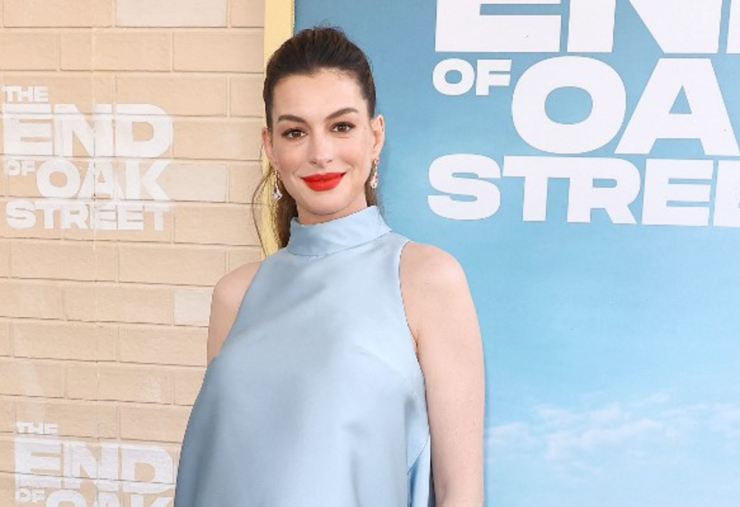 Anne Hathaway-től és Scarlett Johanssonig: erre a vörös rúzsra esküszik most Hollywood