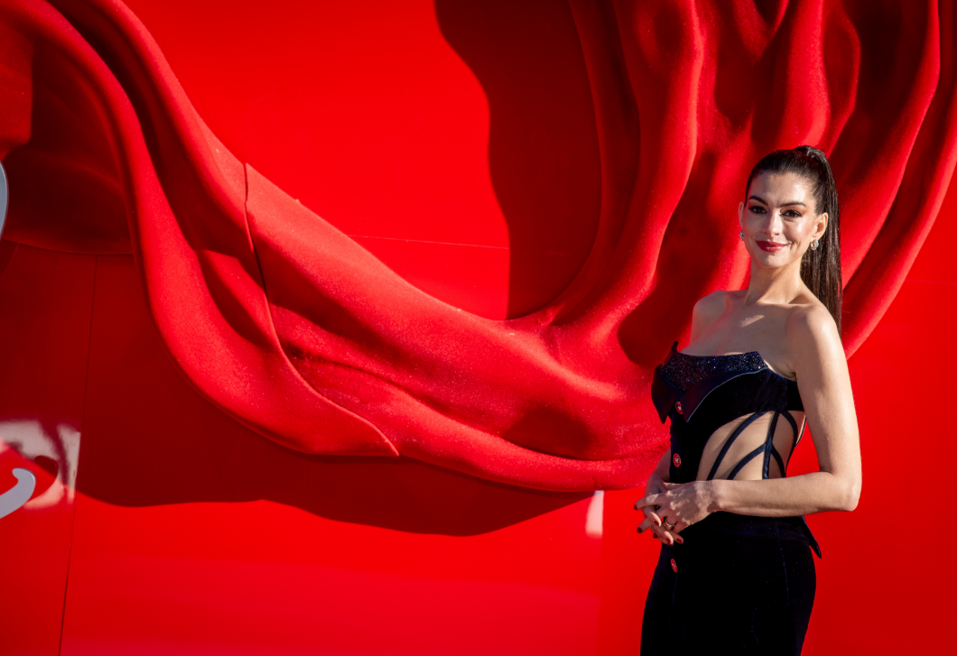 Ezért döntött úgy Anne Hathaway, hogy maga jelenti be a terhességét