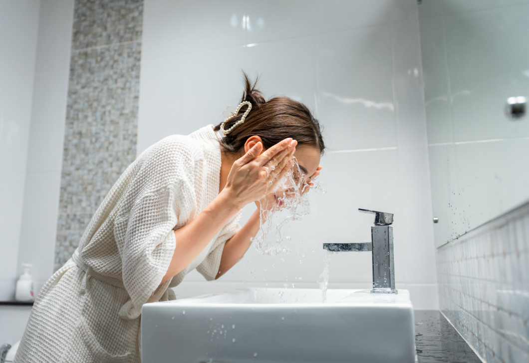A szépségszakértő figyelmeztet – komoly gond lehet belőle, ha így mosod az arcod