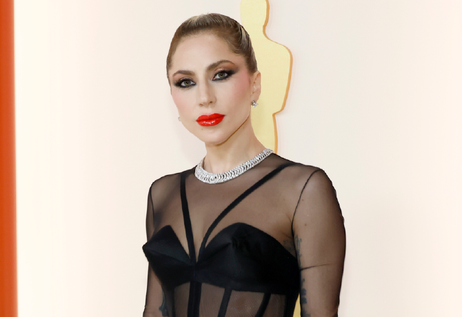 Ilyen még nem volt: Lady Gaga smink nélkül énekelt az Oscar-gála színpadán