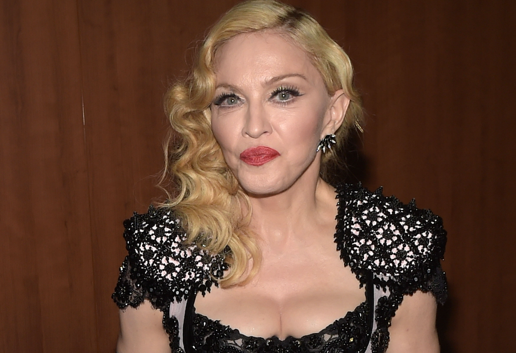 Madonna ruháit hordja a 16 éves fia
