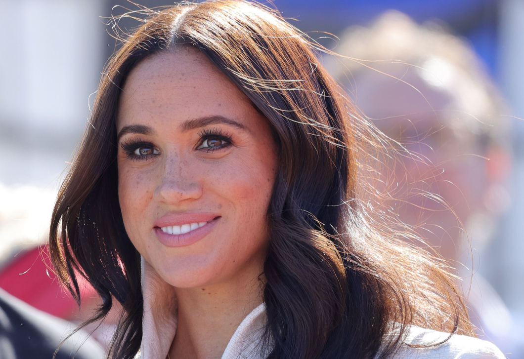 Furcsa dolgot vettek észre a követők Meghan Markle legújabb fotóin, nem értik, miért viseli