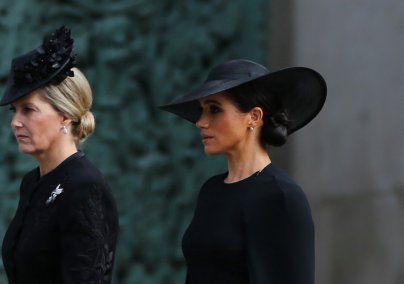 Meghan Markle a könnyeit törölgette Erzsébet királynő temetésén