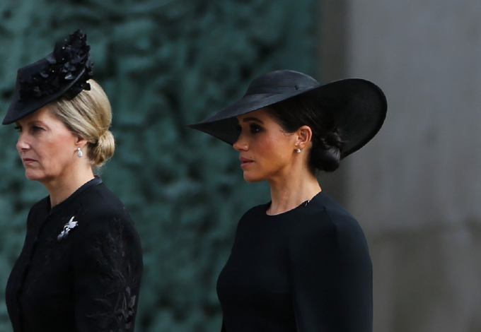 Meghan Markle a könnyeit törölgette Erzsébet királynő temetésén