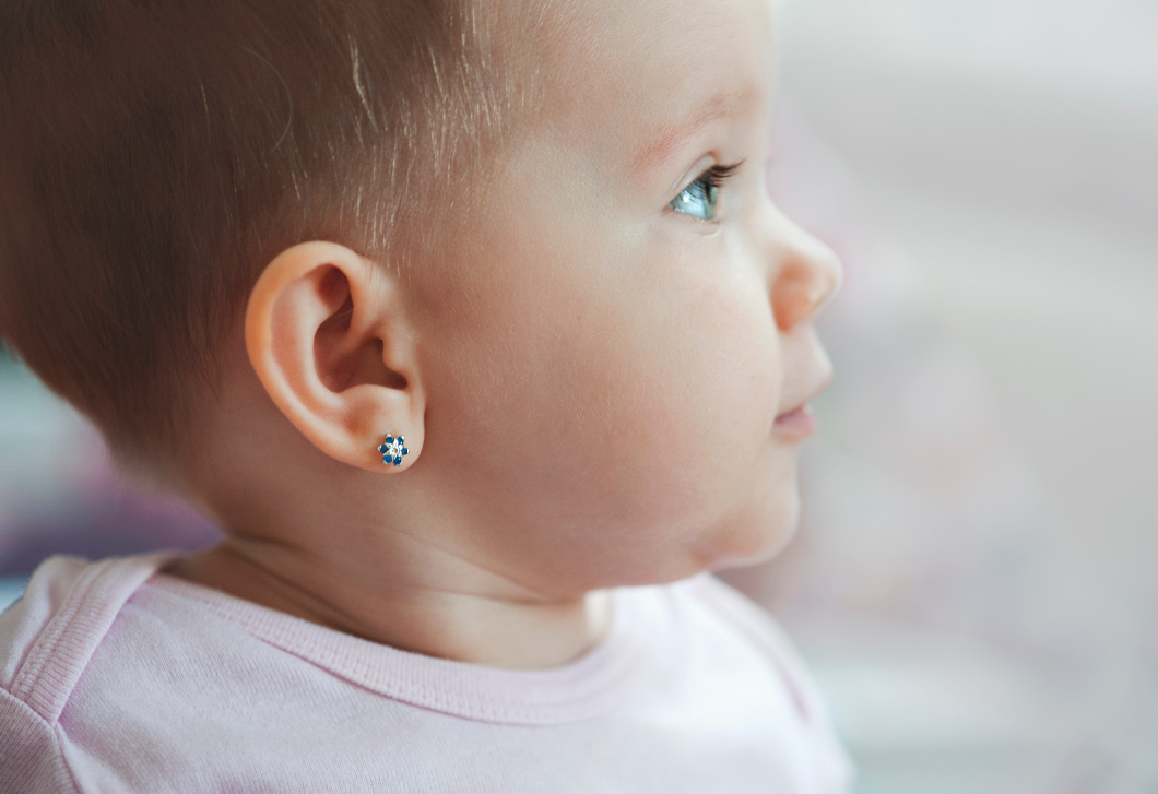 Ezért nem szabad kilyukasztani a babák fülét az orvosok szerint, súlyos következményei lehetnek