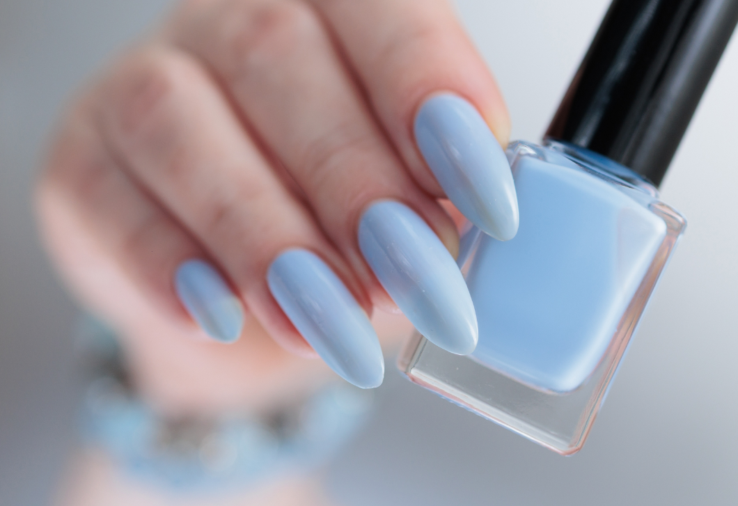 A baby blue manikűrnél nincs most menőbb, ezért a körömtrendért sokan rajonganak