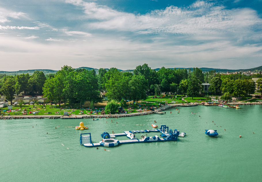 Hűsölnél a Balatonnál? Ezeket az ötcsillagos strandokat érdemes célba venni, főkép