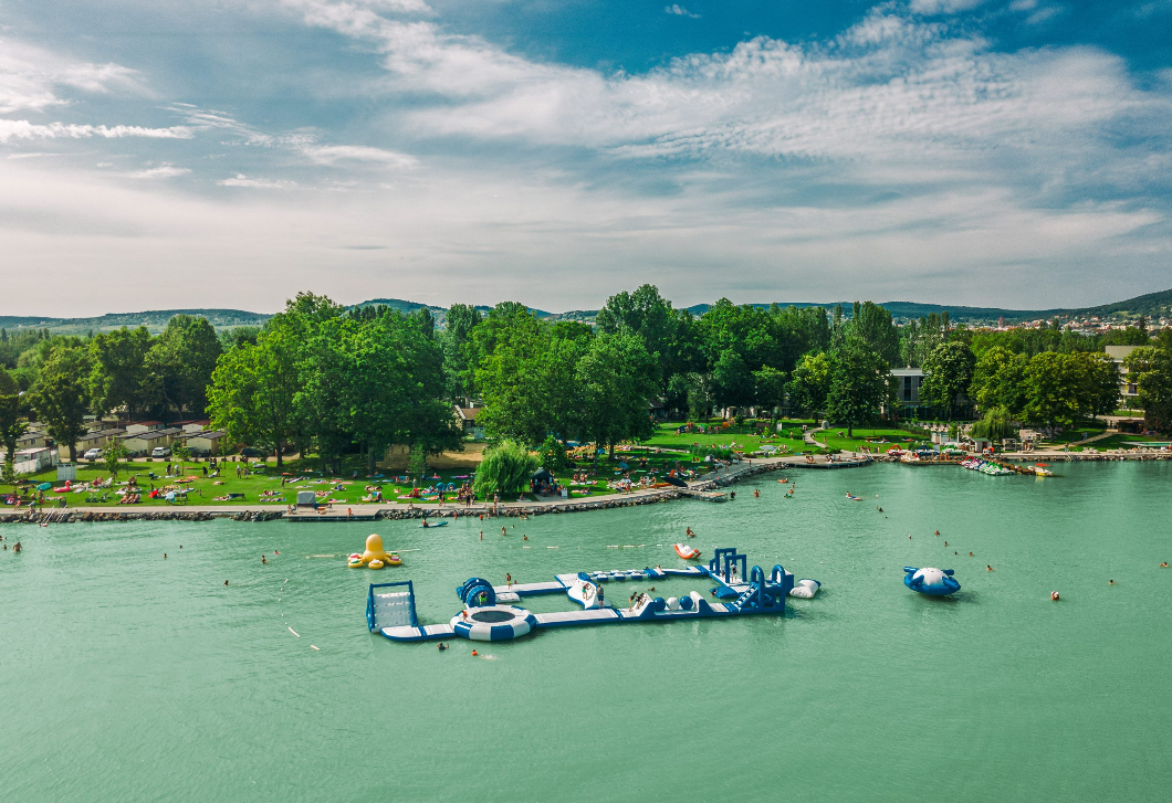 Hűsölnél a Balatonnál? Ezeket az ötcsillagos strandokat érdemes célba venni