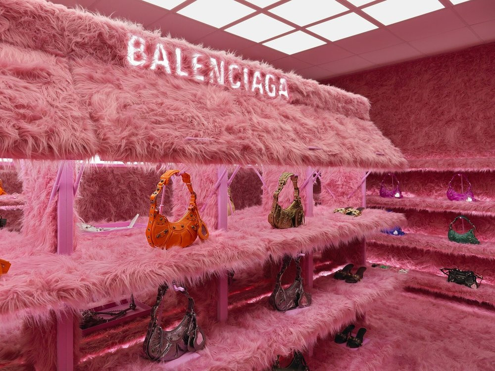 Megőrülnek az influenszerek a Balenciaga új pink szőrmés üzletéért