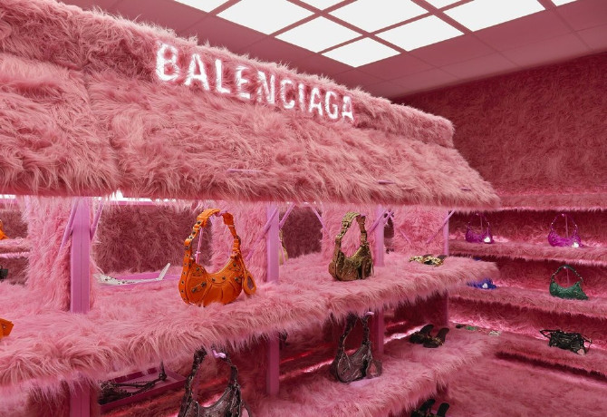 Megőrülnek az influenszerek a Balenciaga új pink szőrmés üzletéért