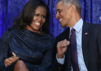  Felrobbant a net: egy videóban Barack Obama megpaskolja felesége fenekét
