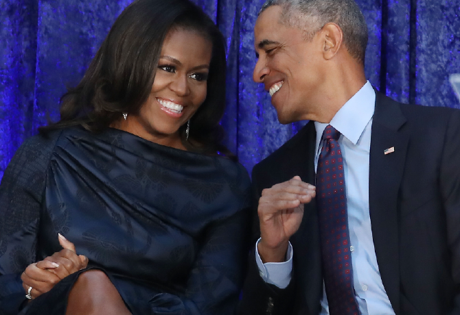  Felrobbant a net: egy videóban Barack Obama megpaskolja felesége fenekét