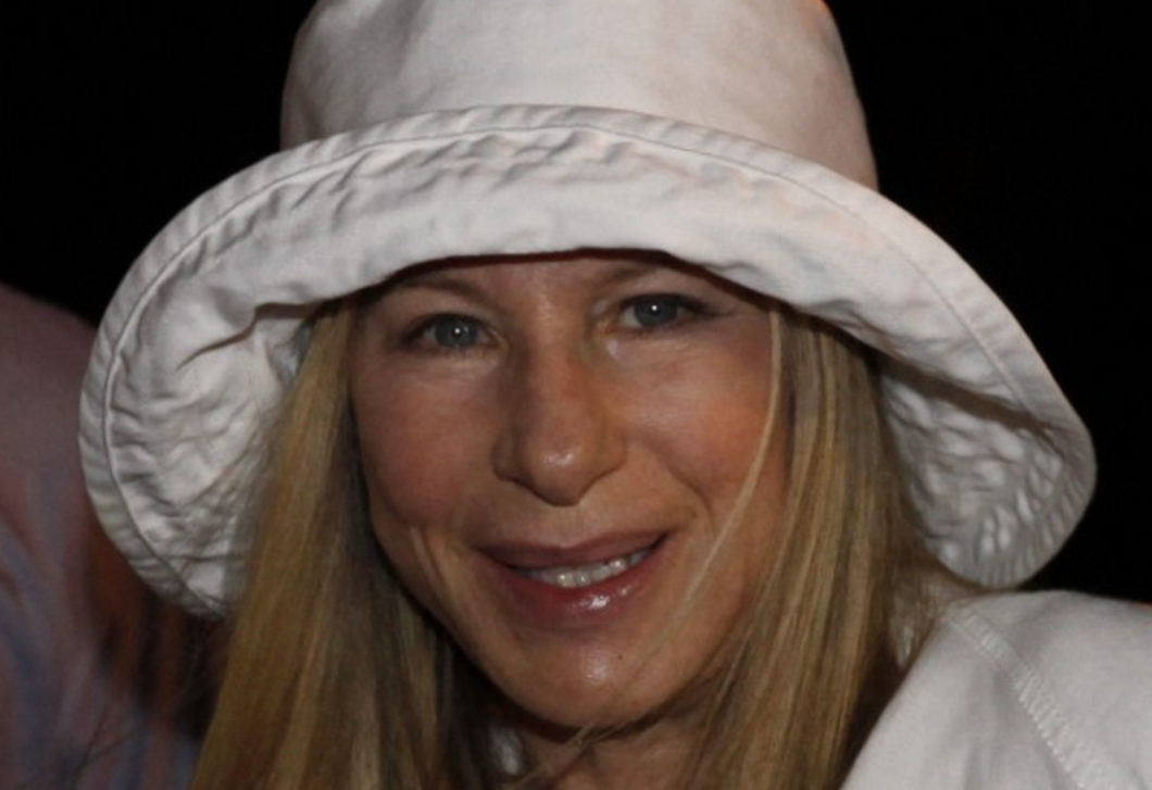 A rózsák romantikájához semmi sem hasonlítható – Barbra Streisand kertjében a sárga rózsák kapják a főszerepet