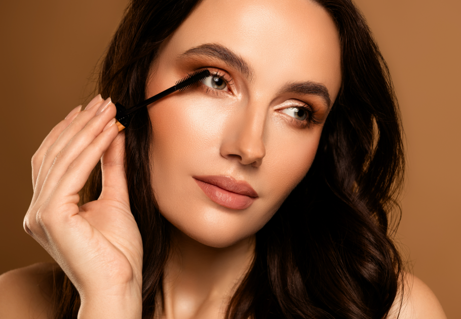 A barna szempillaspirál története: így lett egy régi kedvencből újra beauty trend, főkép