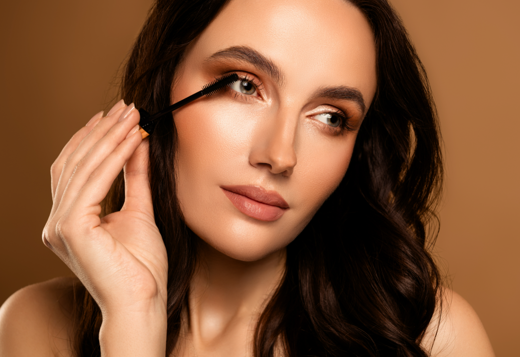 A barna szempillaspirál története: így lett egy régi kedvencből újra beauty trend