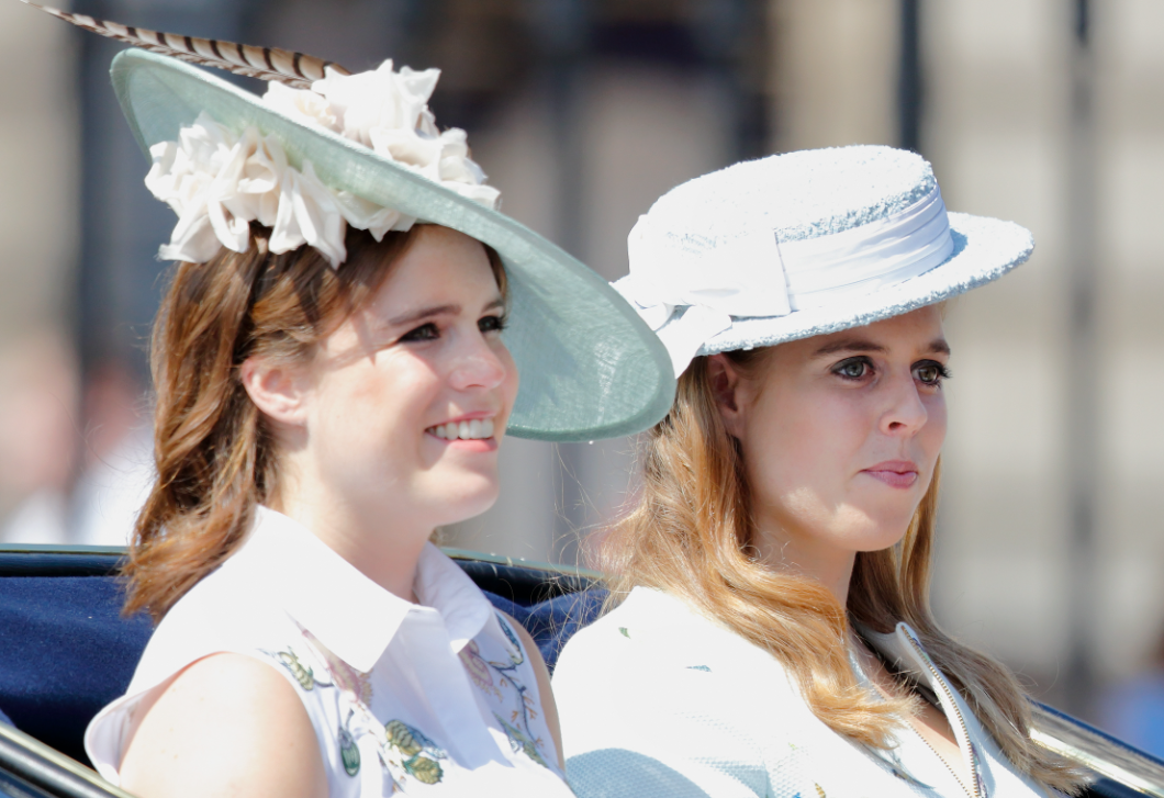 Apjuk botrányai miatt teheti parkoló pályára a királyi család Beatrix és Eugénia hercegnőt