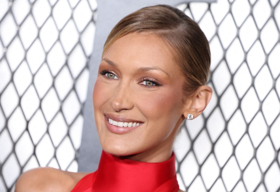 A szürke nem unalmas! Bella Hadid nappalija megmutatja, hogyan lesz izgalmas egy semleges tér