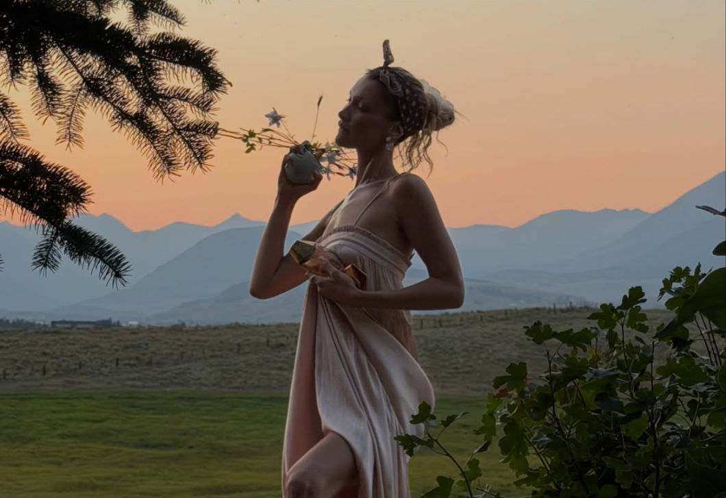 Bella Hadid álomszép selyemruhában pózolt – ez a szín igazi jolly joker a nyár végére