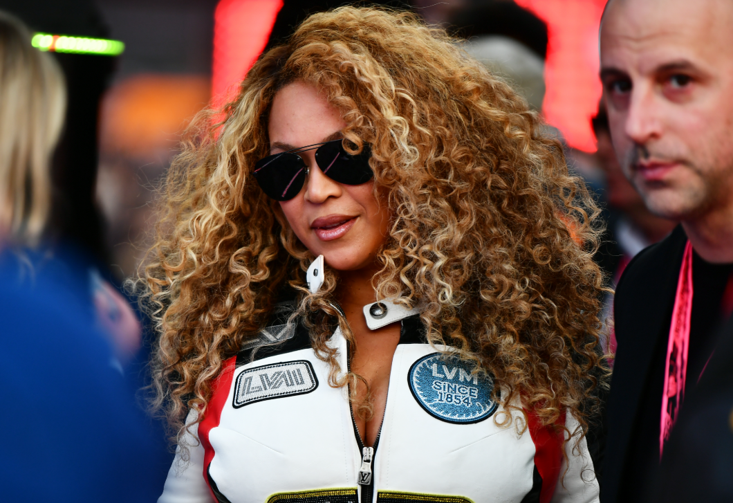 Beyoncé vörösben izzott a Las Vegas-i F1 Nagydíjon – fotó