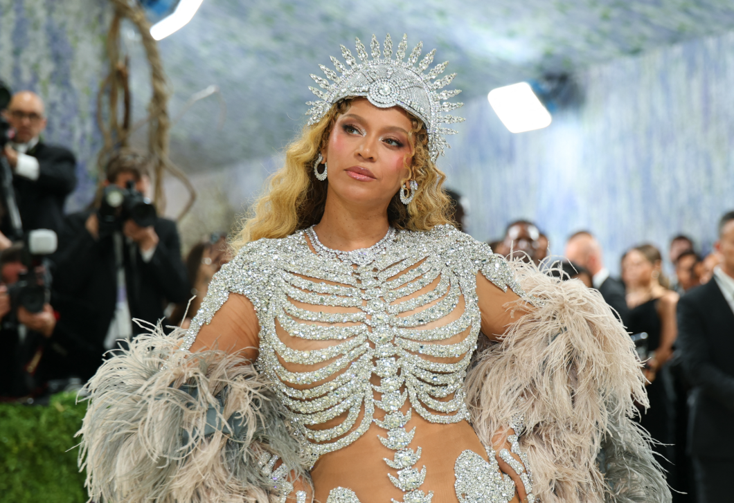 Beyoncé kristályokkal kirakott, csontvázmintás ruhája uralta a Met-gálát