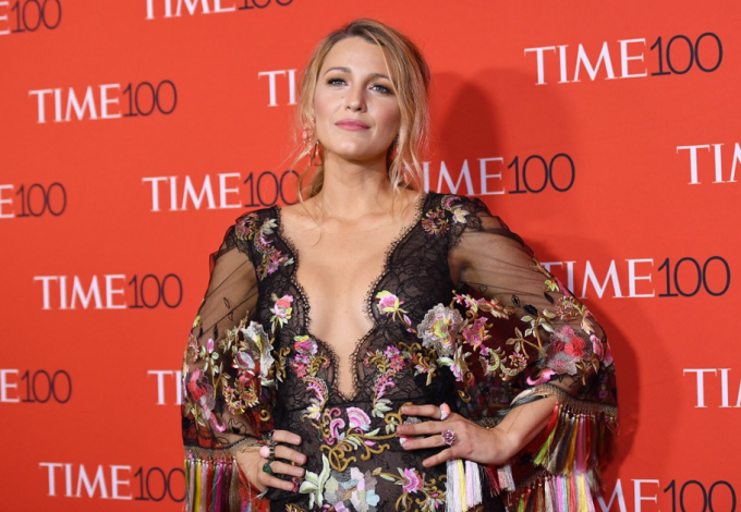 Blake Lively hosszú farmerkabátja tökéletes darab a nyári estékre