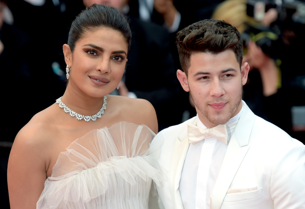 Priyanka Chopra és Nick Jonas először jelent meg nyilvánosan kislányukkal