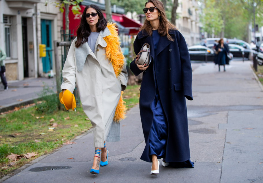 Hétköznapi kifinomultság – ez az előkelő kiegészítő díszíti most a téli kabátokat, főkép