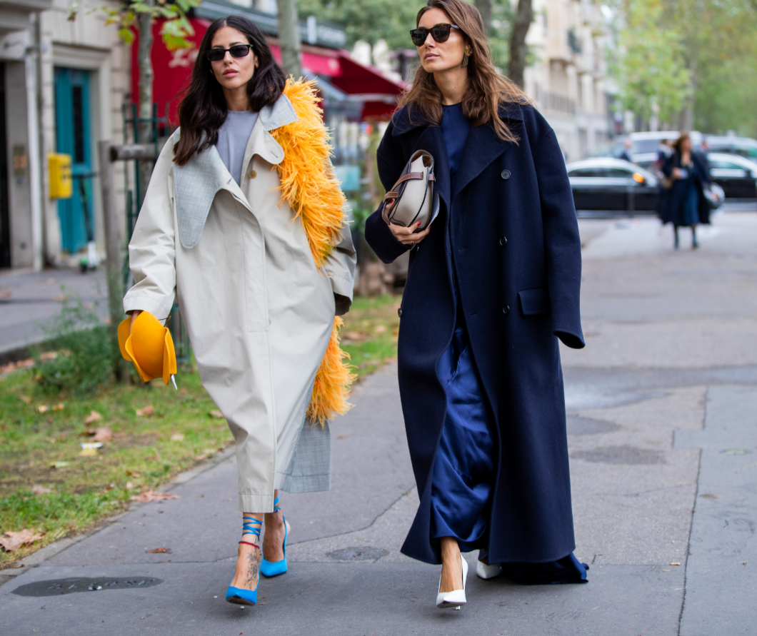 Hétköznapi kifinomultság – ez az előkelő kiegészítő díszíti most a téli kabátokat