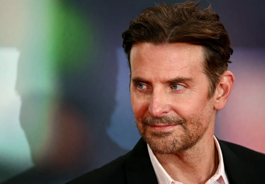 Bradley Cooper rusztikus fa kerti bútorai most tarolnak – ezért unják meg egyre többen a steril teraszokat, főkép