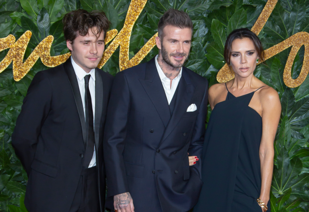 David és Victoria Beckham nyilvános békejobbot nyújtottak, így köszöntötték születésnapján az elhidegült Brooklynt