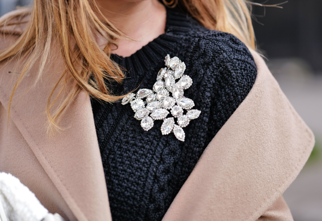 Nagymamáink kedvenc ékszere újra hódít – ez lesz 2026 nagy dobása