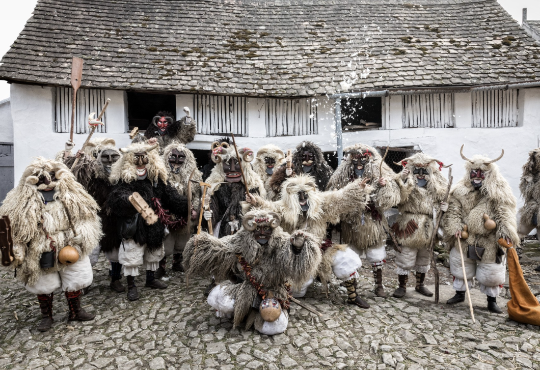 4 különleges hazai farsangi ünnep, ahol a tél elűzése olykor egészen meghökkentő formát ölt