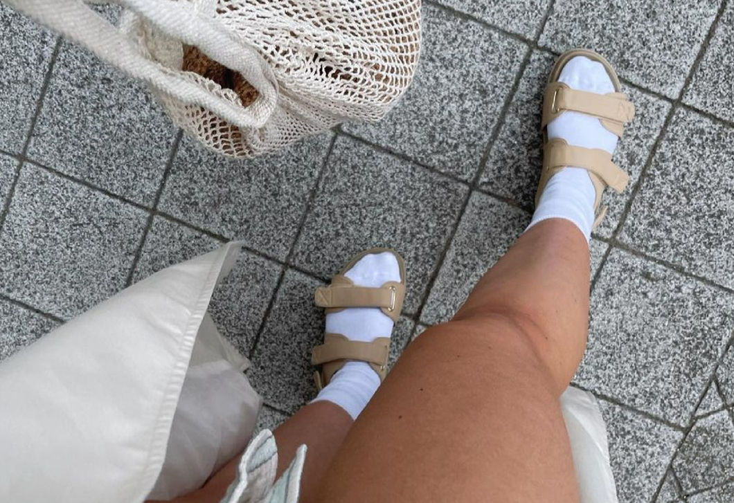  A legvitatottabb divatkérdés: trendi vagy kínos a szandál zoknival?