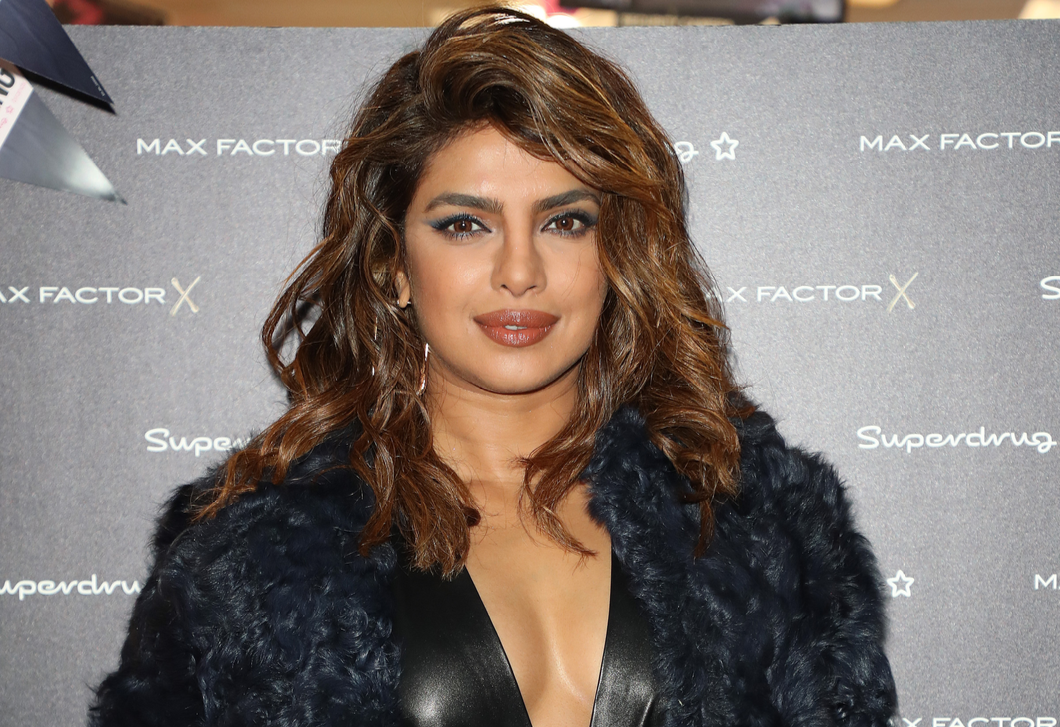 Priyanka Chopra fekete ruhája lesz a tavaszi divat kedvence