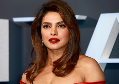 Priyanka Chopra piros ruhájától mindenkinek leesett az álla