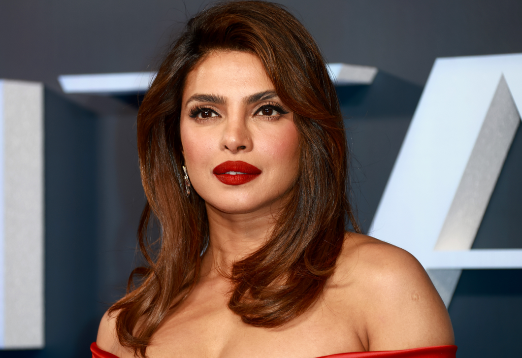 Priyanka Chopra piros ruhájától mindenkinek leesett az álla