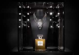 Egyedi ékszerekkel ünnepli százéves parfümjét a Chanel