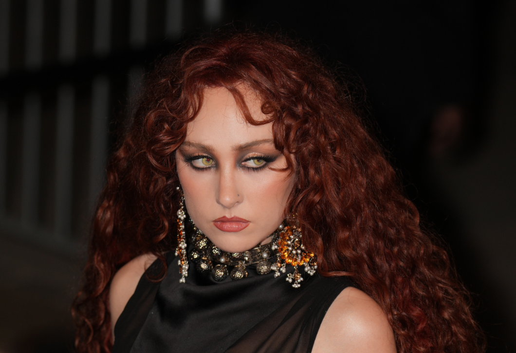 Chappell Roan a párizsi divathéten is bizonyította, egyáltalán nem fél a merész szettektől