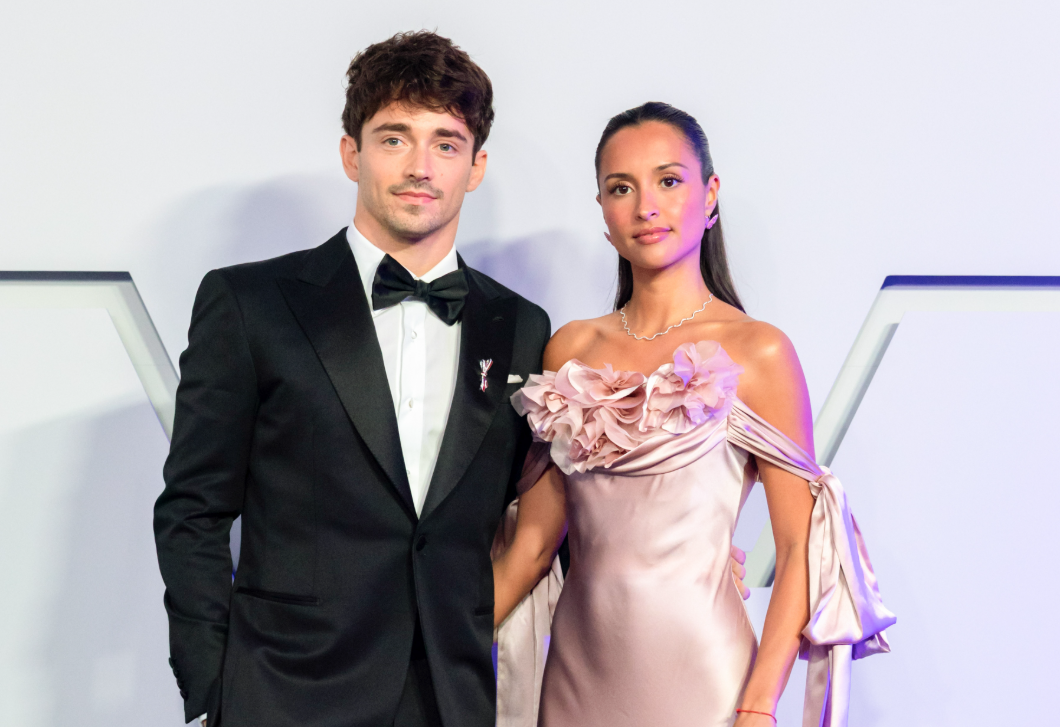 Charles Leclerc és a felesége csak úgy ragyogtak a vörös szőnyegen, Alexandra szatén ruháját akarja most mindenki