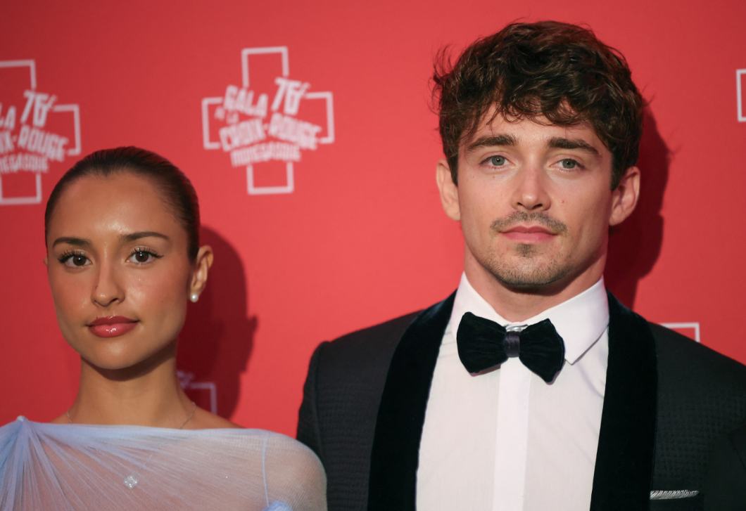 Itt a bejelentés: Charles Leclerc eljegyezte a barátnőjét! Fotók is napvilágot láttak a lánykérésről