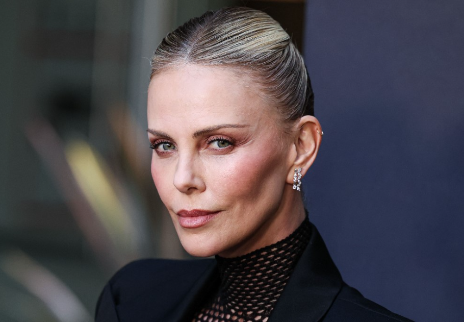 Charlize Theron rövid manikűrje mindent visz, főkép