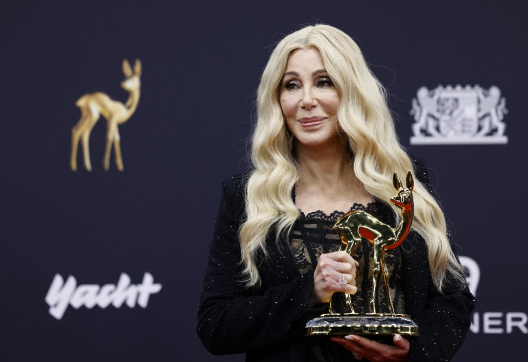 Cher nappalijában nem a kanapé a főszereplő – a különleges famennyezet viszi el a show-t
