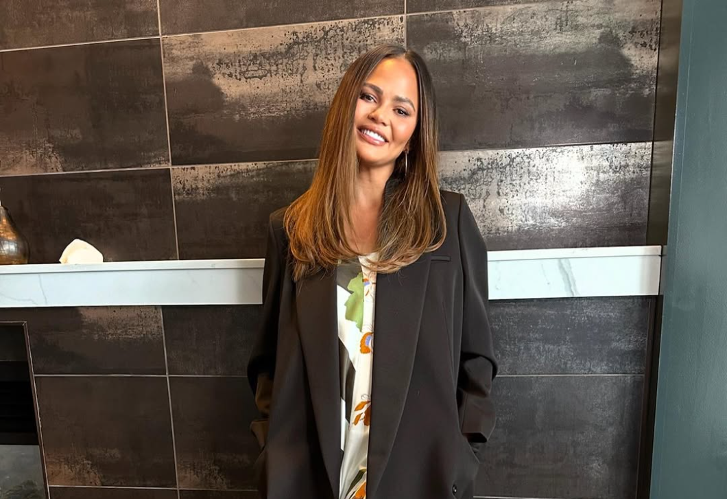 Chrissy Teigen pisztáciazöld kanapéját akarja most mindenki – egyszerűen csodás